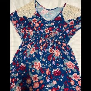 Liz Lange Maternity Shirt 💓💙